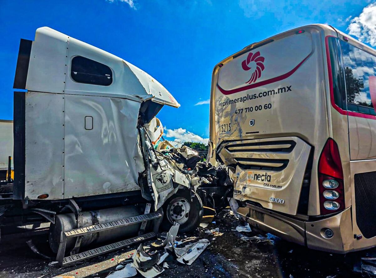 Tráiler choca por alcance con autobús de Primera Plus en la México-Querétaro