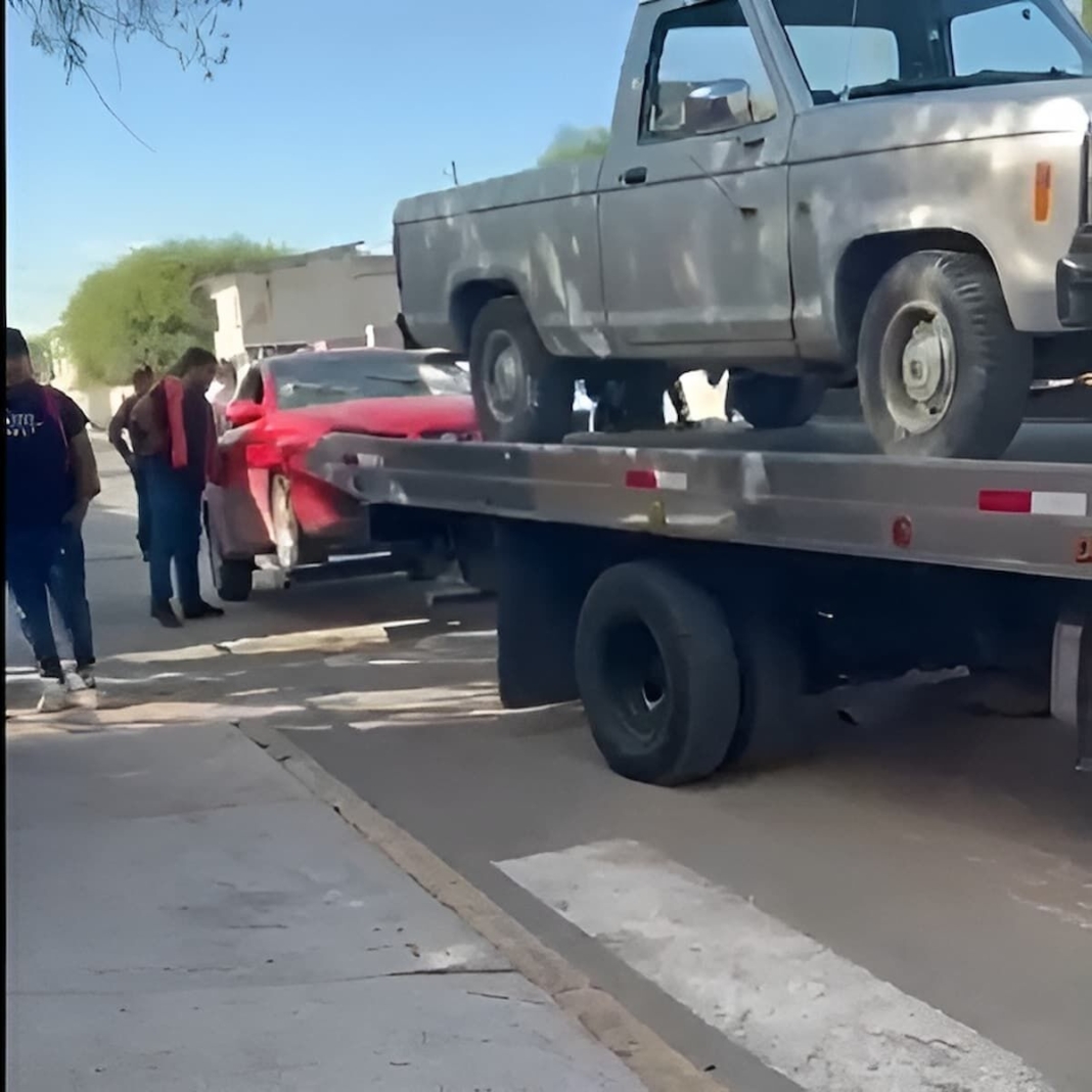 Con vehículos cierran el paso a grúa y 