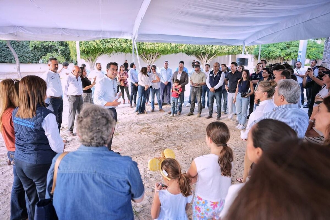 Entrega Felifer Macías obra de drenaje y calles en Jurica Campestre