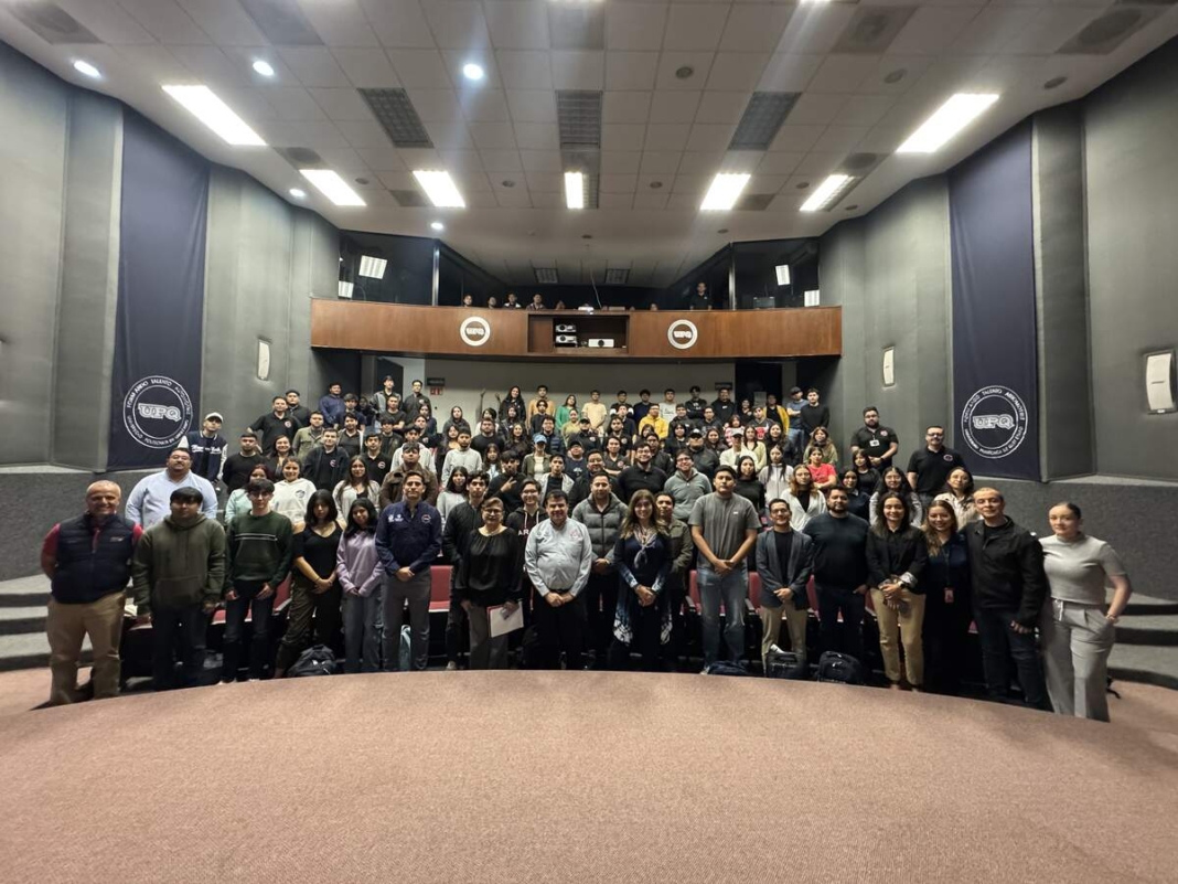 Estudiantes de la UPQ se capacitan en Data Centers