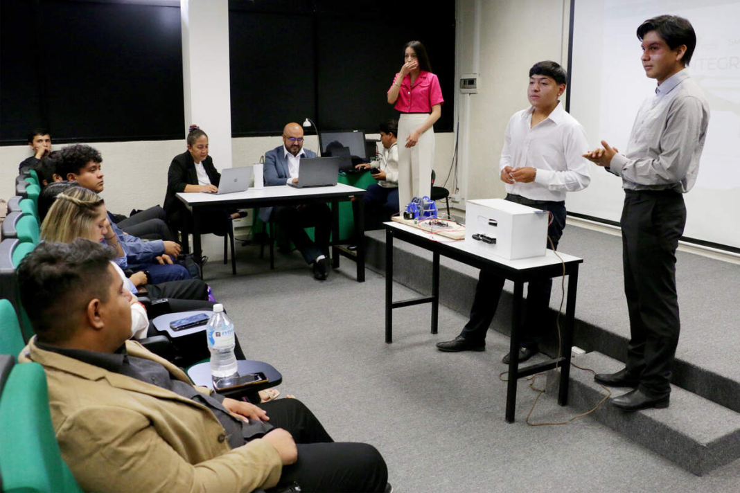 Estudiantes de la UTC presentan proyectos de innovación en robótica y tecnología