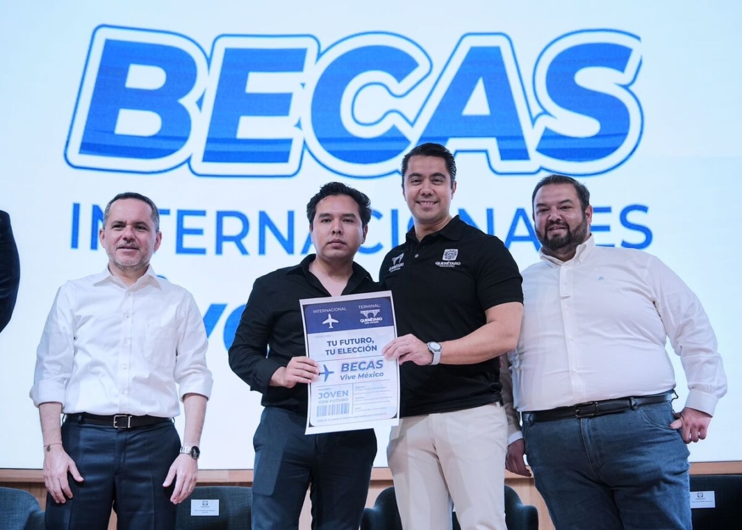 Felifer Macías entrega 162 becas 