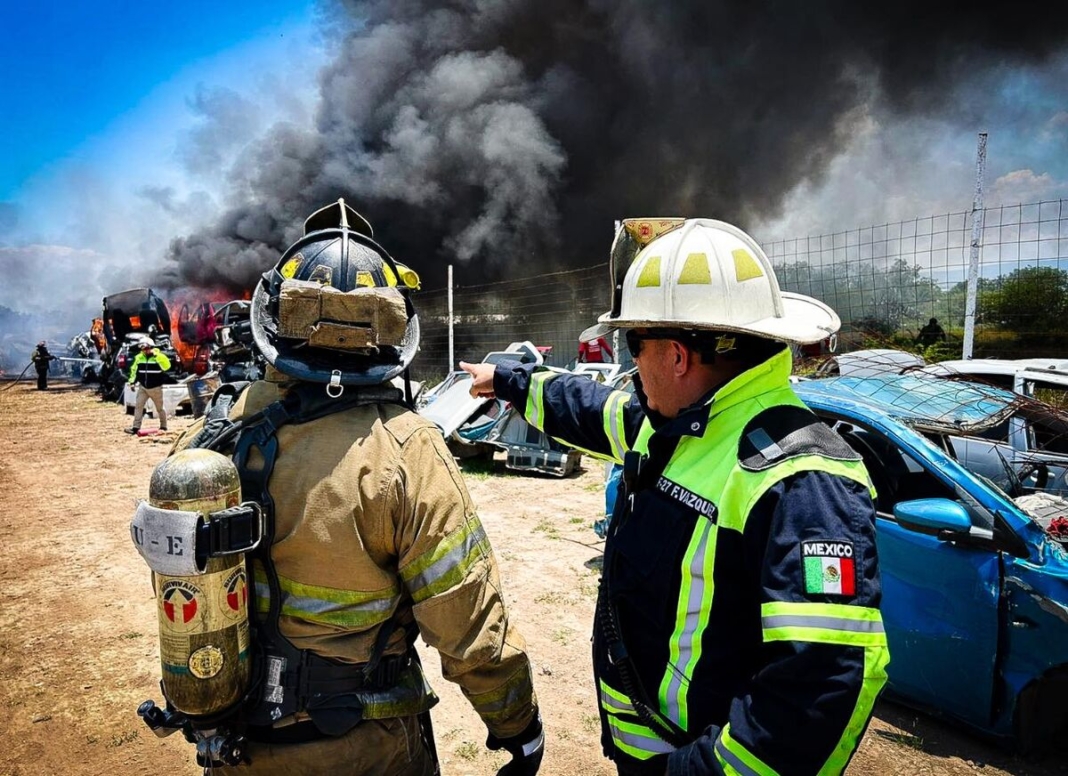 Fuerte incendio consume vehículos en un yonke de San Juan del Río