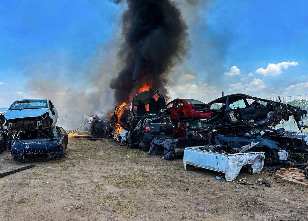 Fuerte incendio consume vehículos en un yonke de San Juan del Río