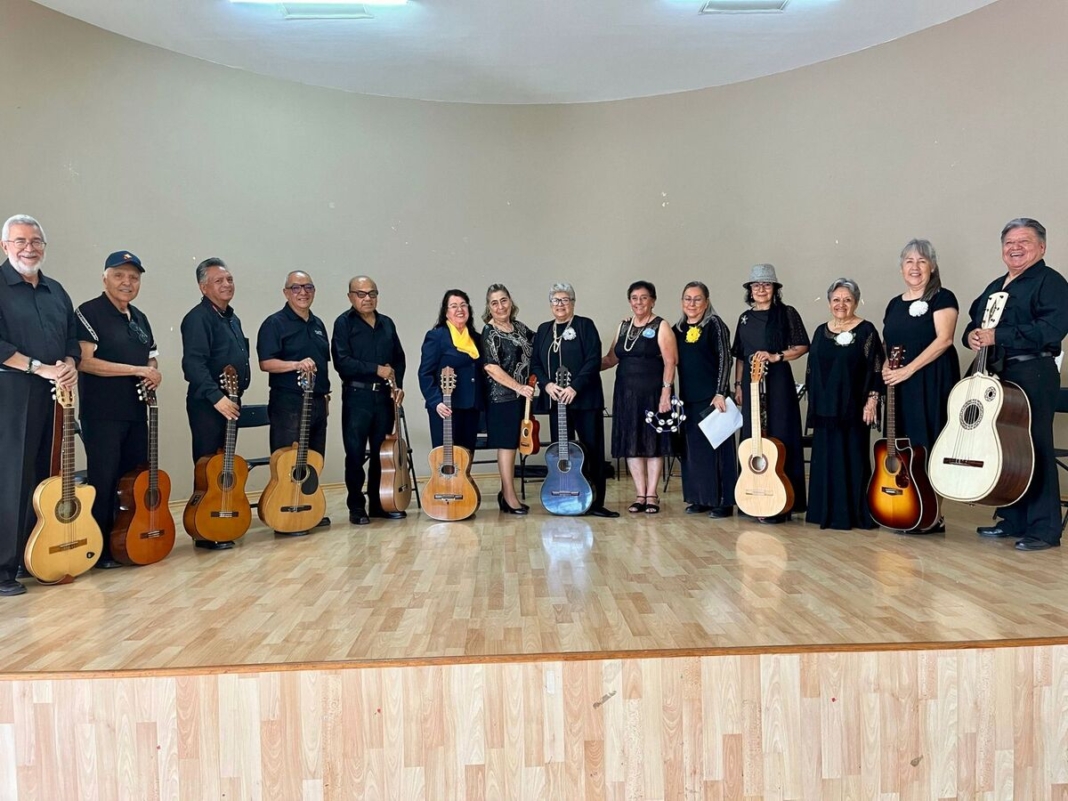 Grupo Ilusiones anima tarde bohemia en el Centro de Día de La Floresta