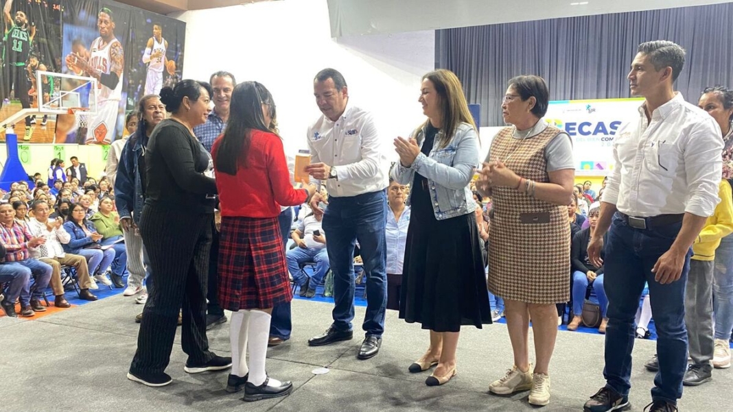 Roberto Cabrera entrega 