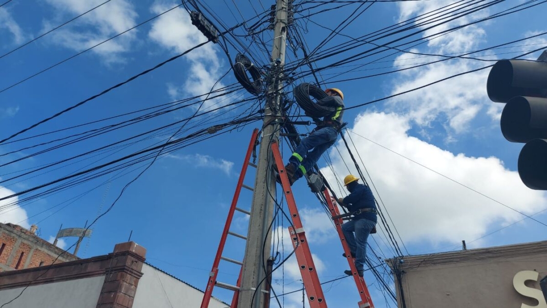 Municipio limpiará de cables en desuso el centro de San Juan del Río