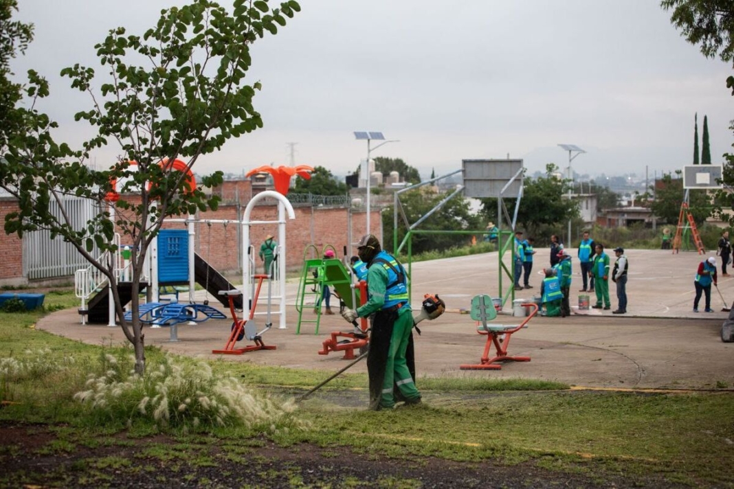 Supervisa Roberto Cabrera trabajos de mejora de imagen urbana en Vista Hermosa