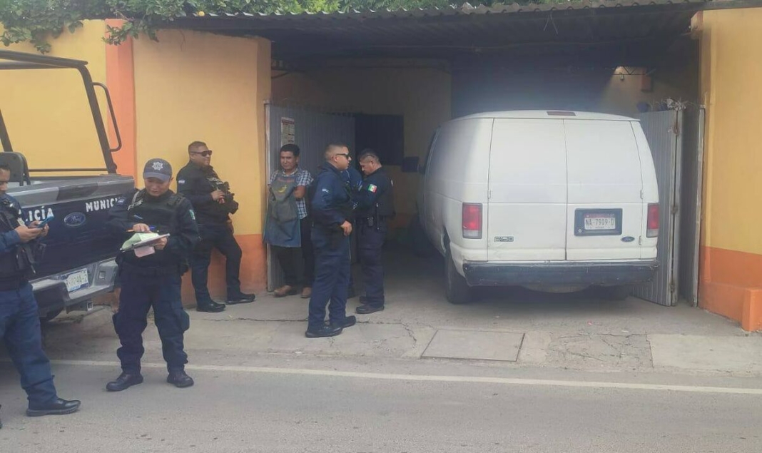 Reportan camioneta de “robachicos”; resultó ser de comerciantes de frutas y verduras