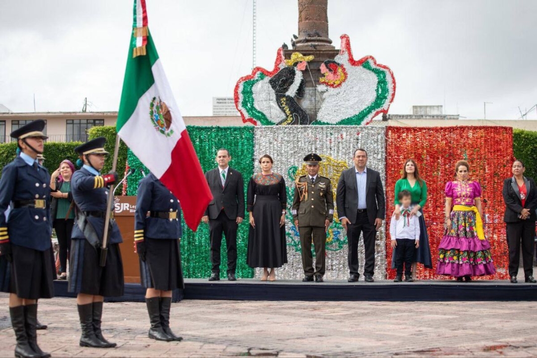 Encabeza Roberto Cabrera acto cívico por la Independencia en San Juan del Río