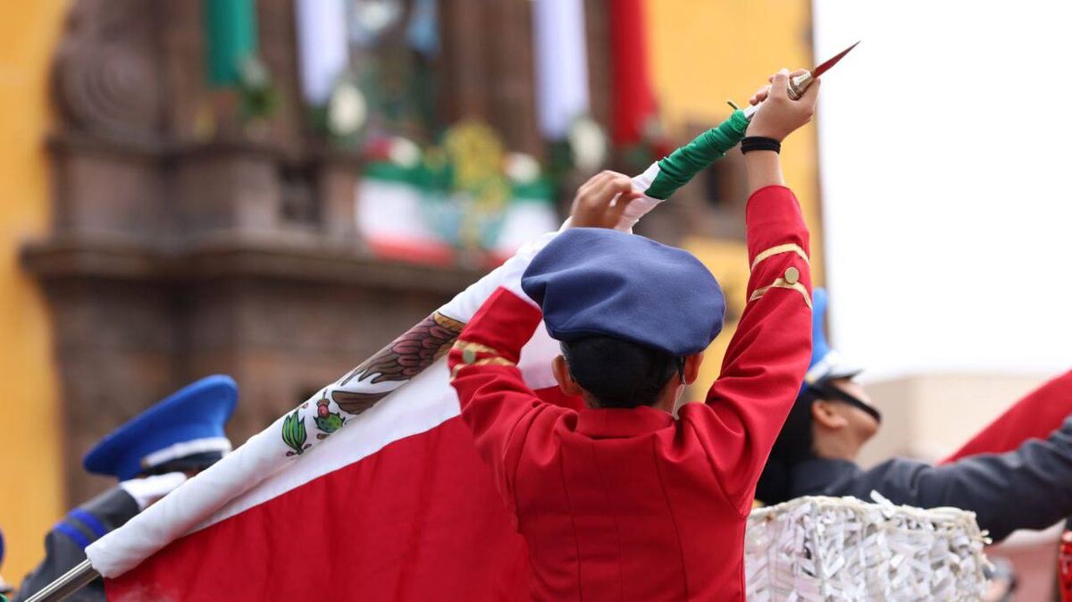 Encabeza Roberto Cabrera acto cívico por la Independencia en San Juan del Río