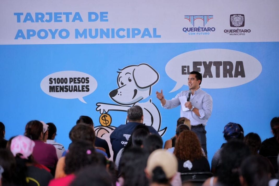 Entrega Felifer Macías tarjetas del programa social 