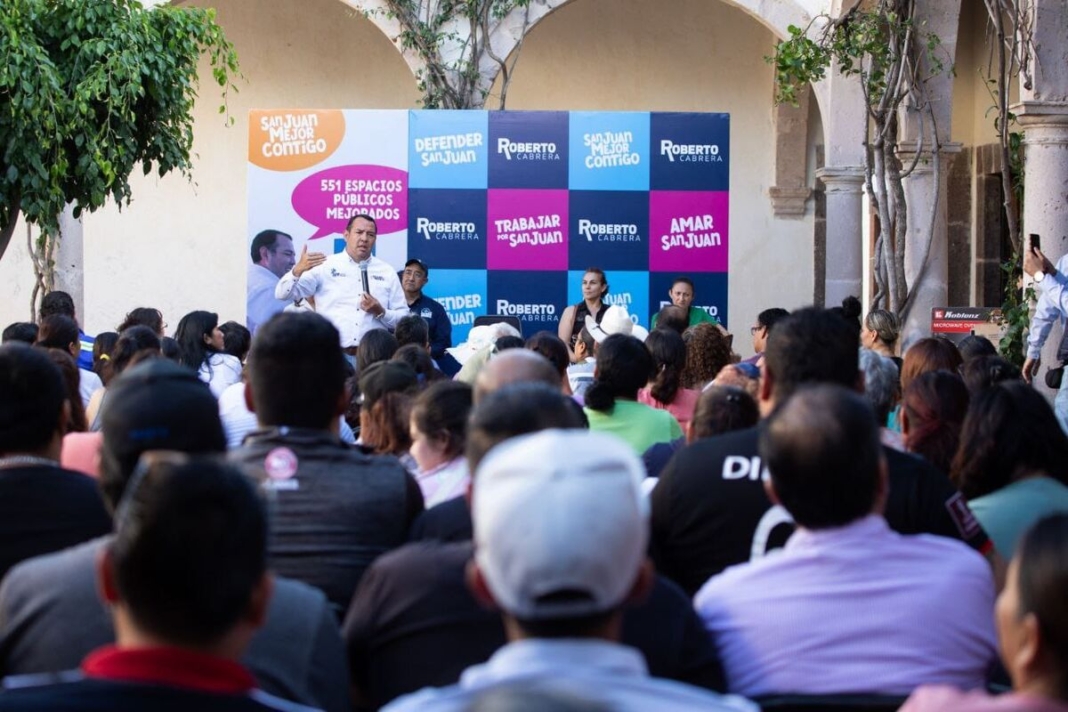 Entrega Roberto Cabrera apoyos sociales en Cerro Gordo y presenta avances de su gobierno