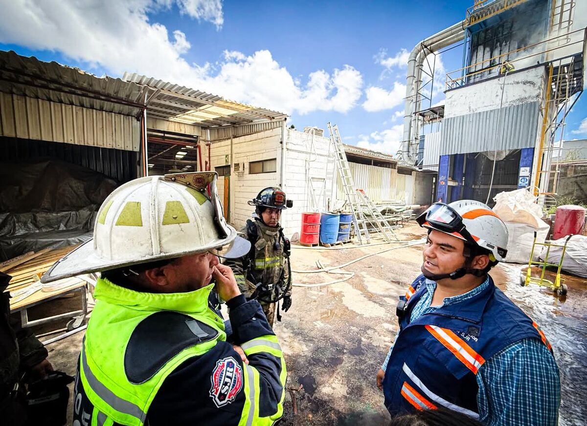 Controlan Incendio en Fábrica del Parque Industrial de SJR