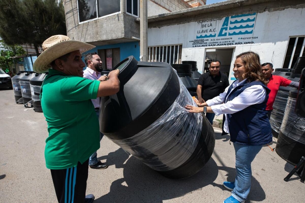 Gobierno Municipal de San Juan del Río entrega 30 tinacos en La Llave