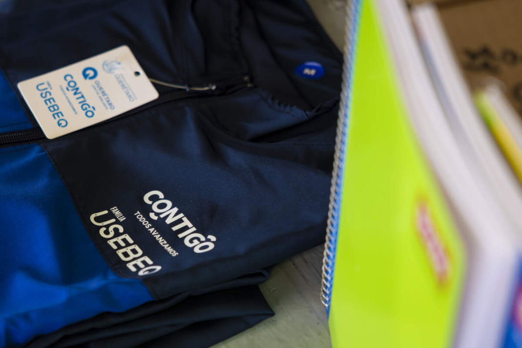 Más de 354 mil estudiantes reciben uniformes y útiles escolares en Querétaro