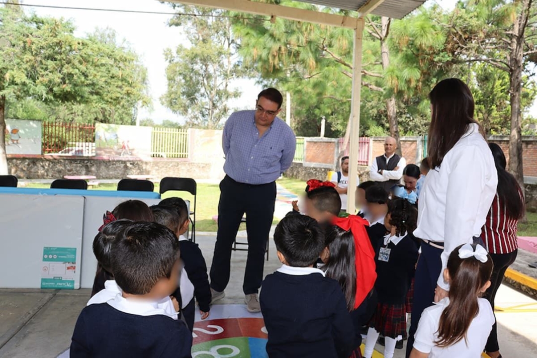 Memo Vega entrega apoyos en escuelas de San Juan del Río