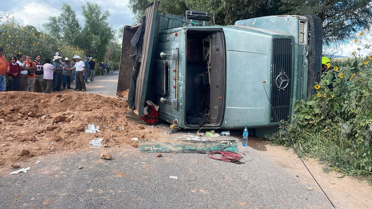 Mueren 2 personas tras volcadura de camión en carretera La Valla-La Fuente