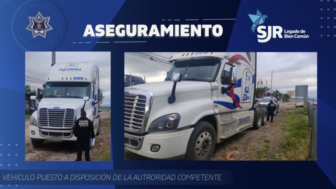 Policías municipales de San Juan del Río recuperan tracto camión robado