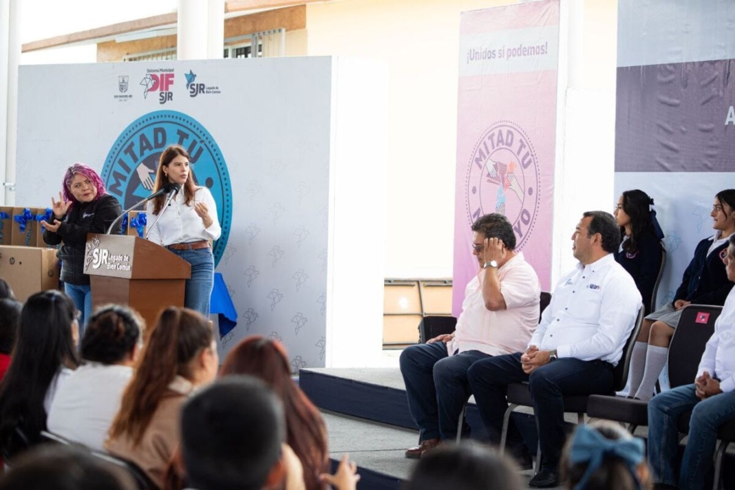 Sistema Municipal DIF entrega 30 equipos de cómputo a telesecundaria de El Sitio