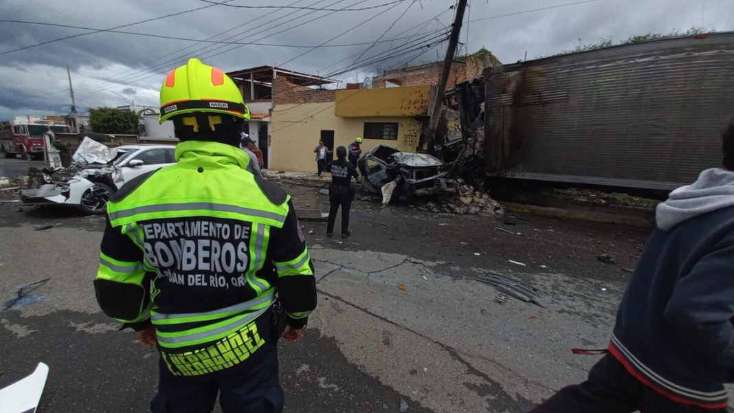 Camión de carga choca contra 11 vehículos y se incendia en Avenida México; reportan saldo blanco
