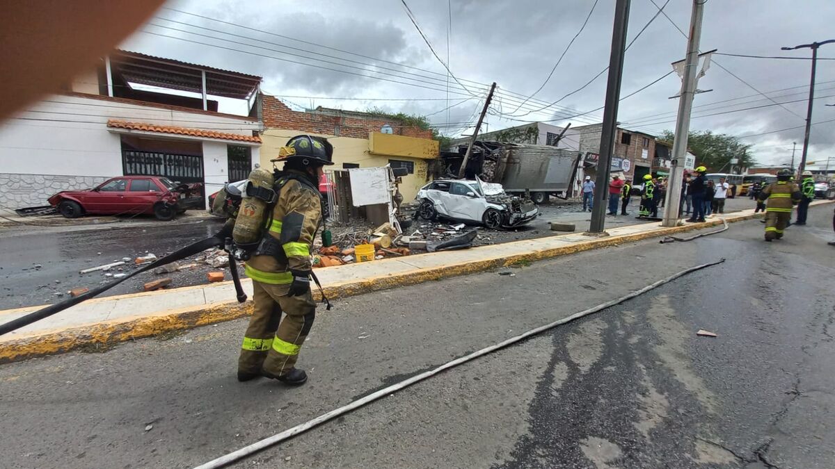 Camión de carga choca contra 11 vehículos y se incendia en Avenida México; reportan saldo blanco
