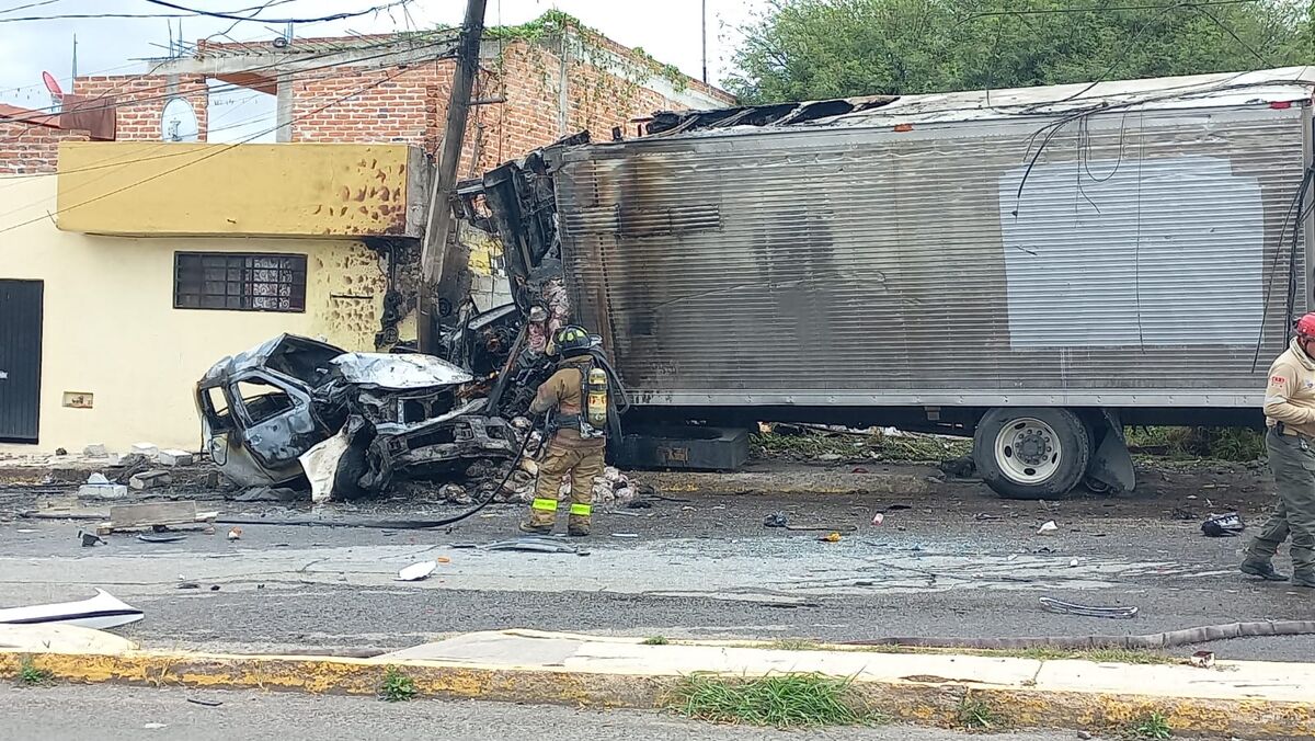 Camión de carga choca contra 11 vehículos y se incendia en Avenida México; reportan saldo blanco