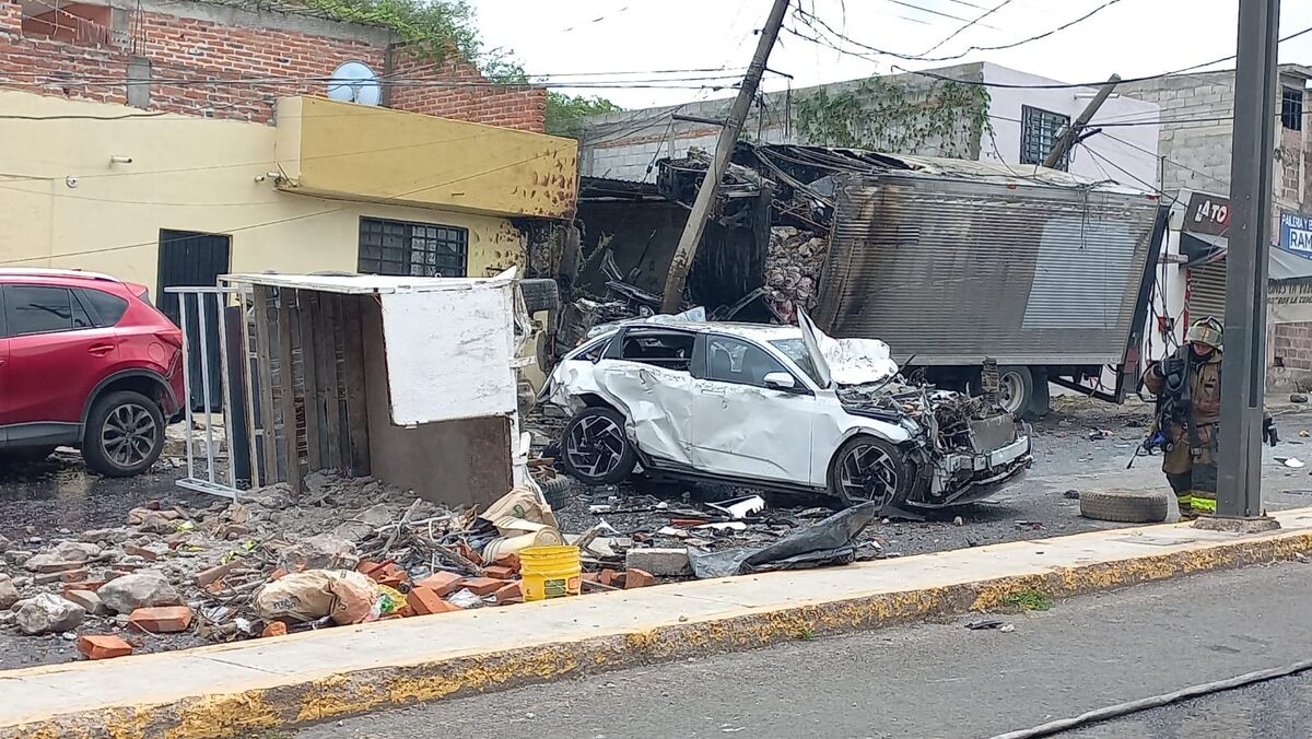 Camión de carga choca contra 11 vehículos y se incendia en Avenida México; reportan saldo blanco