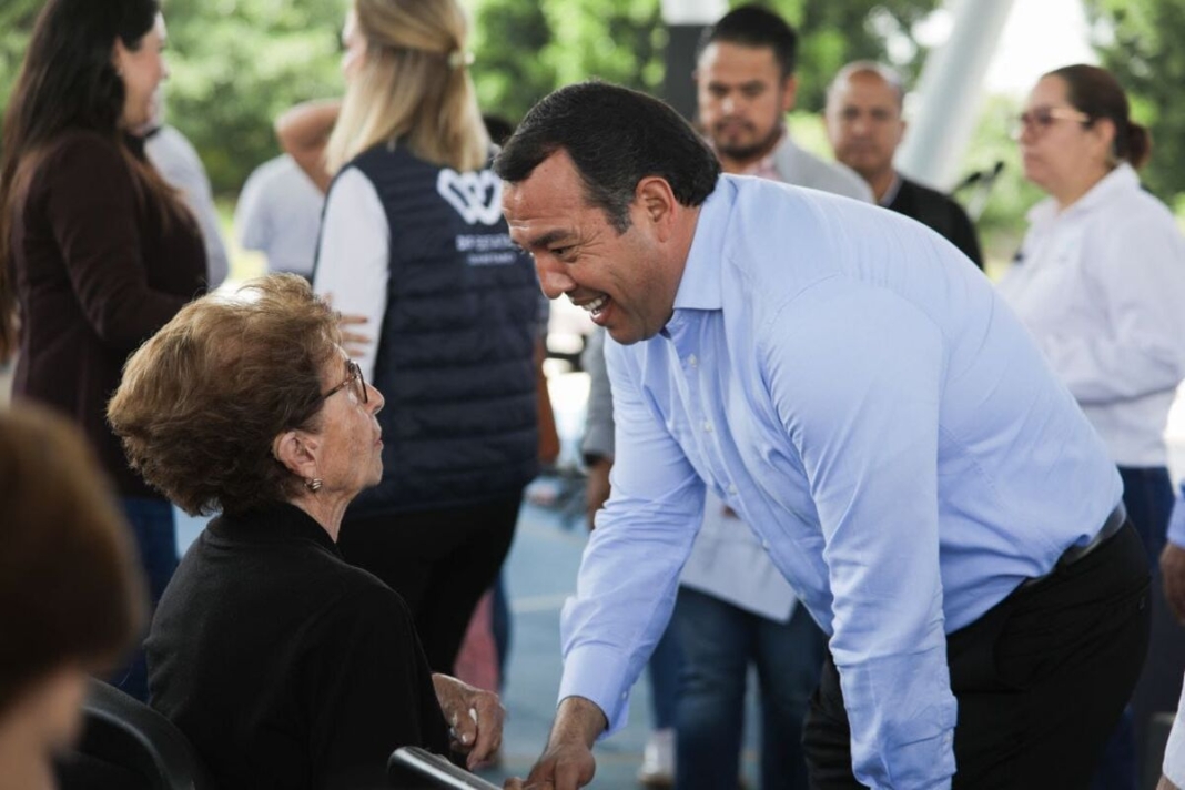 Car Herrera y Roberto Cabrera festejan segundo aniversario del Centro Regional para Adultos Mayores en San Juan del Río