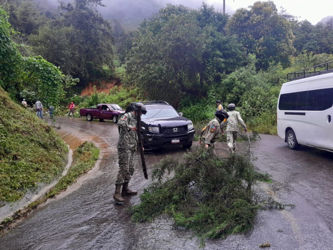 Carreteras a la Sierra Gorda, cerradas por deslaves y riesgo en la vía