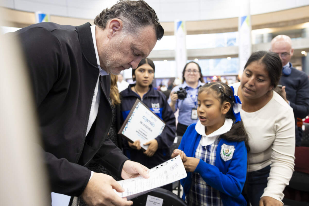 “Contigo en la Escuela” beneficia a casi 12 mil estudiantes en 12 municipios de Querétaro