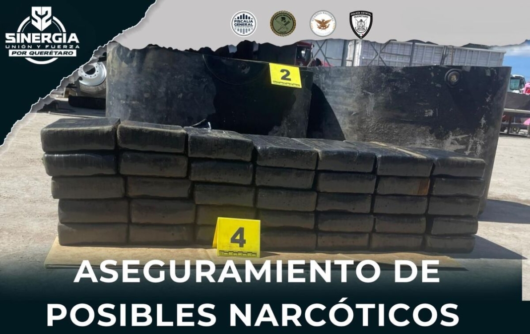 Decomisan 71 paquetes de posible cocaína en la carretera 57 en un camión tipo torton