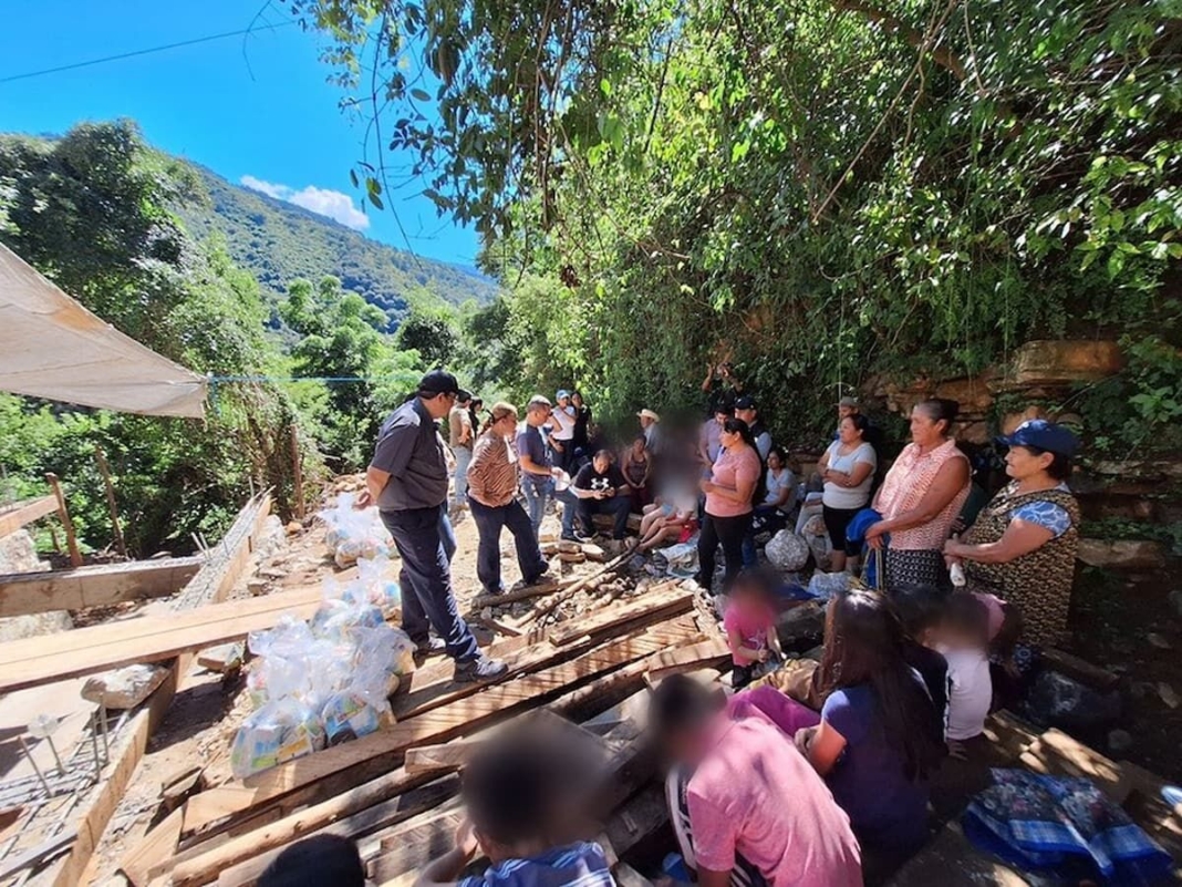 Entregan diputados del PAN apoyos a familias de la Sierra Gorda