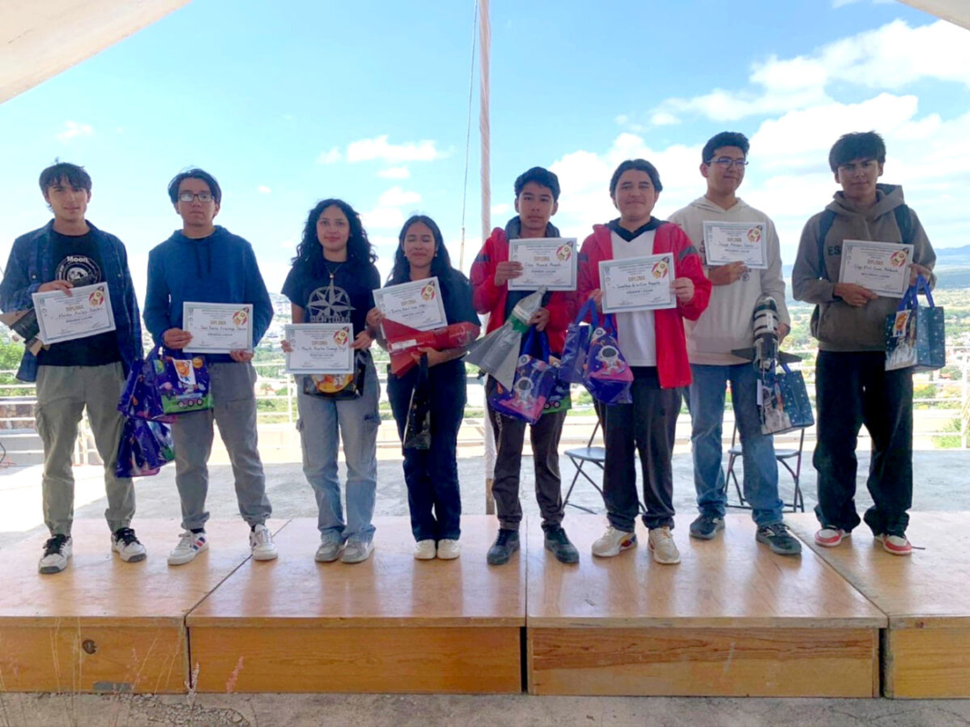 Estudiantes del COBAQ ganan concurso nacional de Cohetes Impulsados por Agua