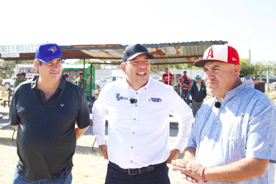 Inaugura Roberto Cabrera gradas en campo de Ojo de Agua; arranca Liga de Beisbol 2025-2026 Inaugura Roberto Cabrera gradas en campo de Ojo de Agua; arranca Liga de Beisbol 2025-2026