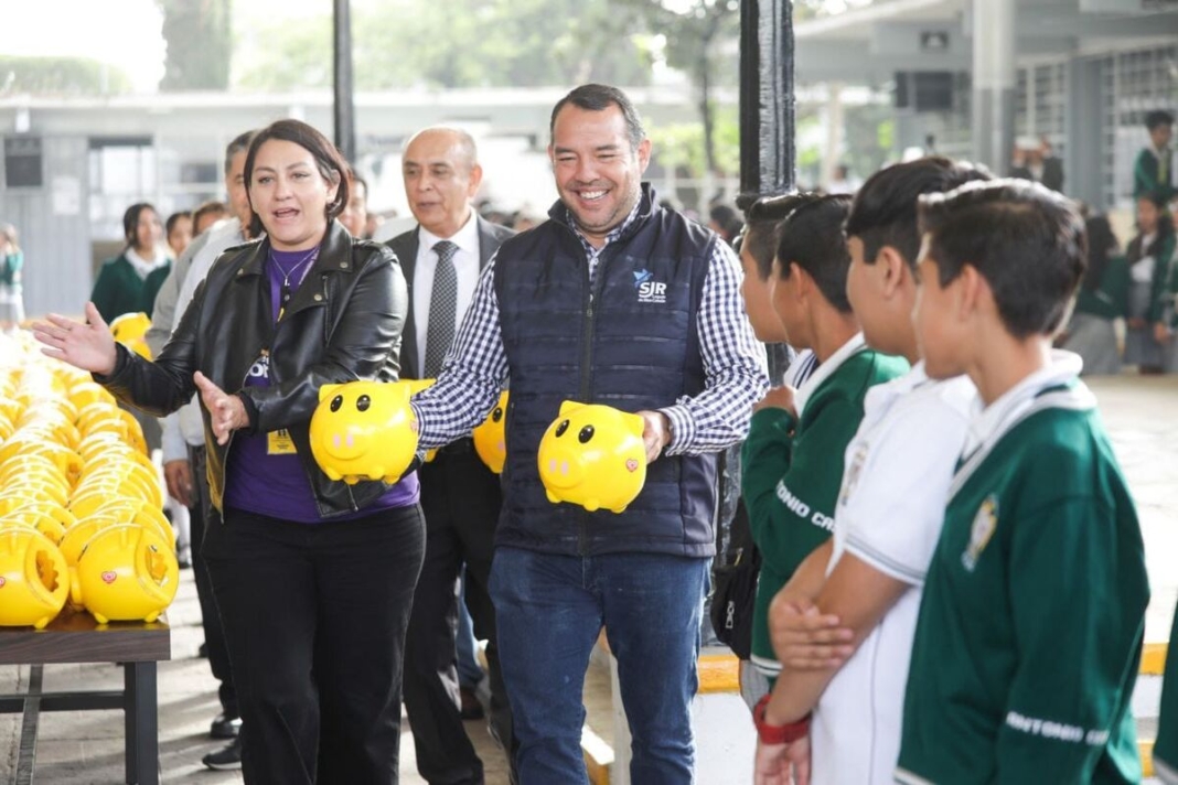 Roberto Cabrera asiste a la entrega de botes para la campaña Teletón 2025 en San Juan del Río