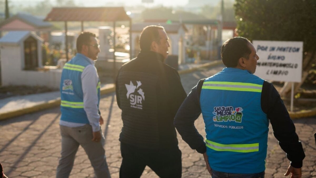 Roberto Cabrera supervisa trabajos de Servicios Públicos en panteones municipales de San Juan del Río