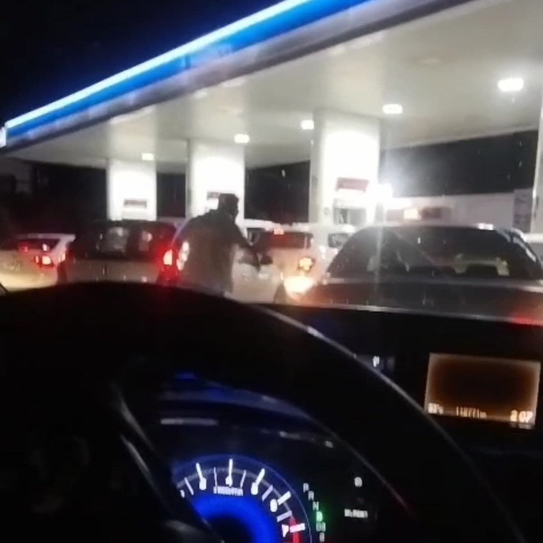 Caos y riñas en San Juan del Río por desabasto de gasolina