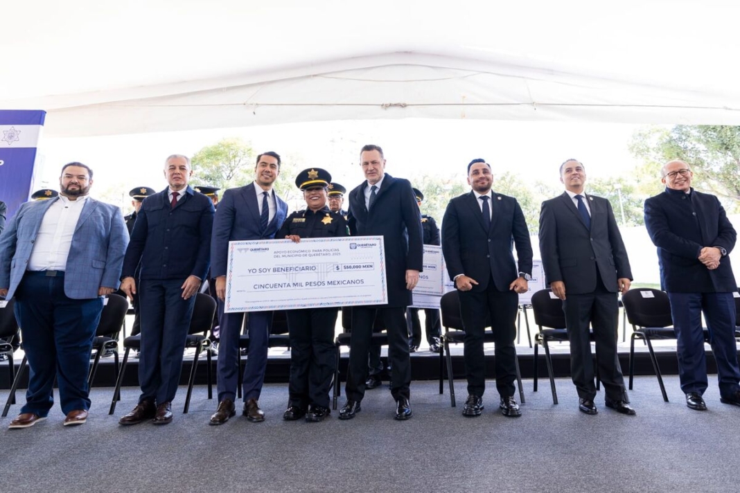 Entregan 300 apoyos de 50 mil pesos para vivienda a policías de Querétaro
