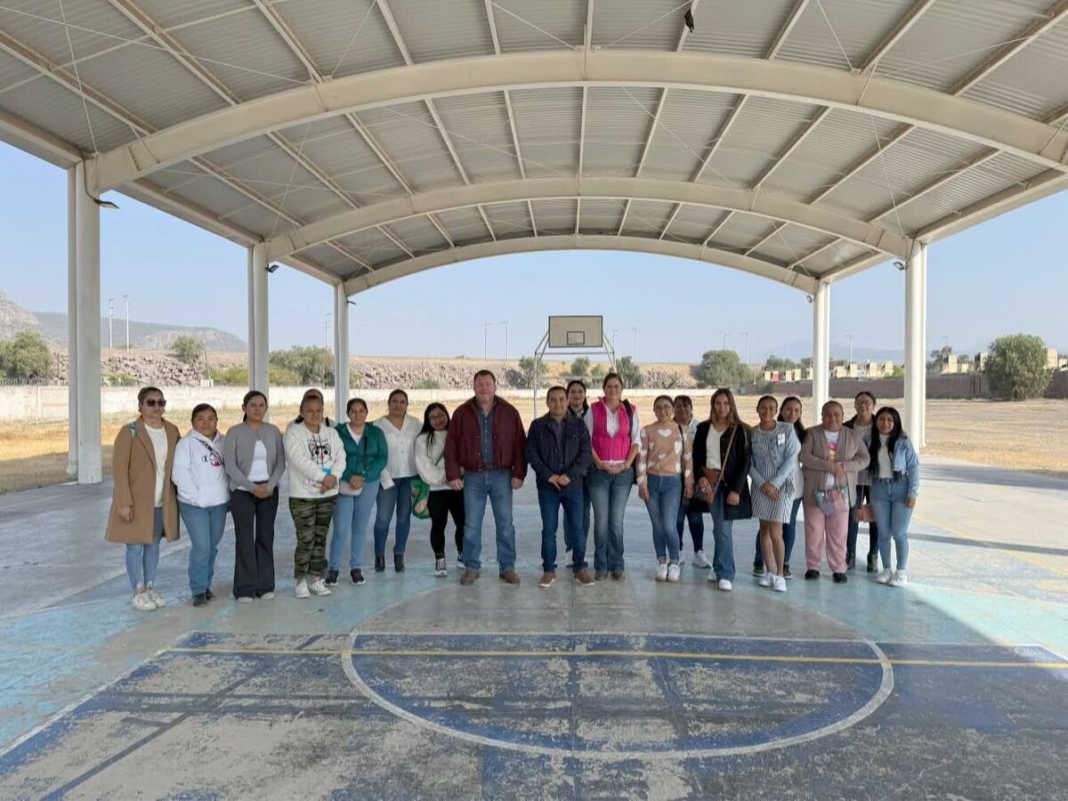 Edgar Inzunza evalúa necesidades de infraestructura deportiva en escuela de Cerro Gordo