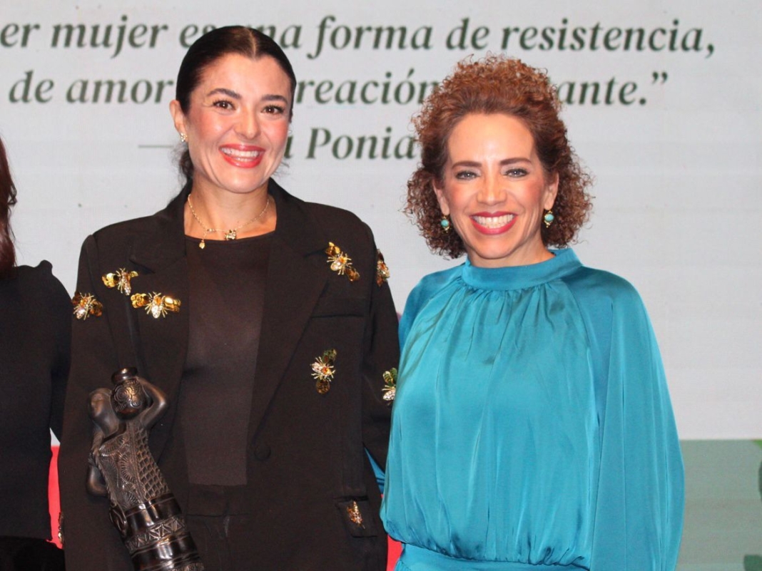 Galardonan a la maratonista sanjuanense Martha Denisse Rojas en los premios NXU BËHÑA 2025