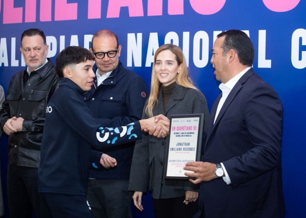 Gobernador entrega reconocimientos a atletas paralímpicos sanjuanenses y entrenadora por su desempeño en Paralimpiada CONADE