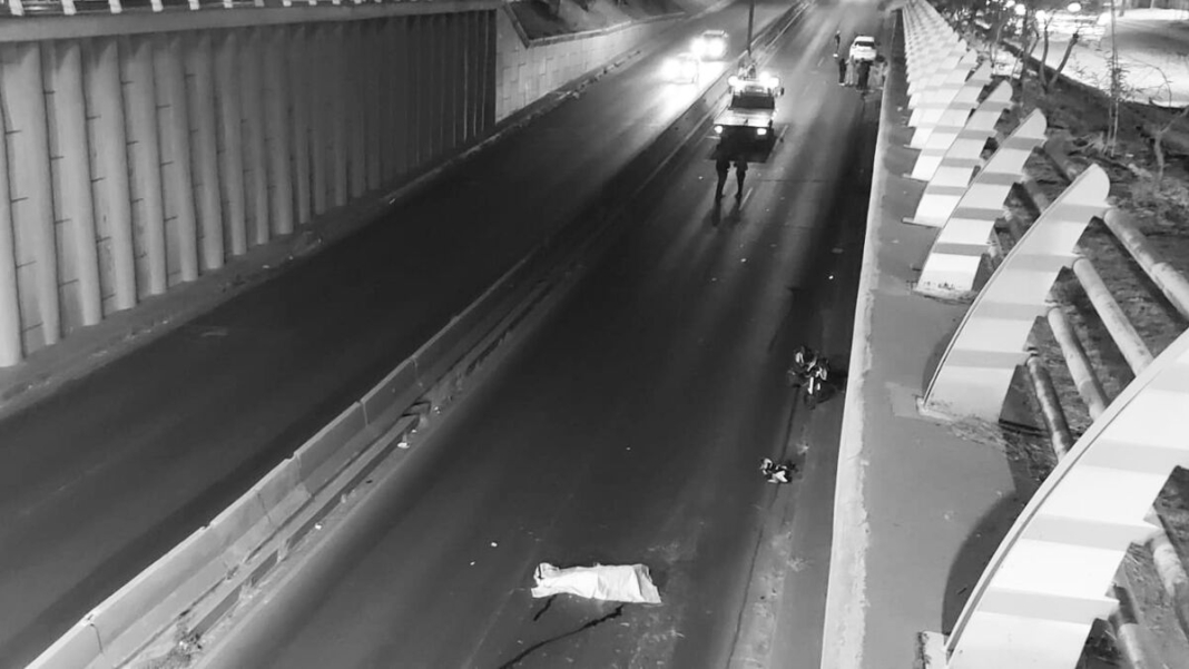 Muere motociclista al derrapar e impactarse contra muro en Paseo Central de SJR