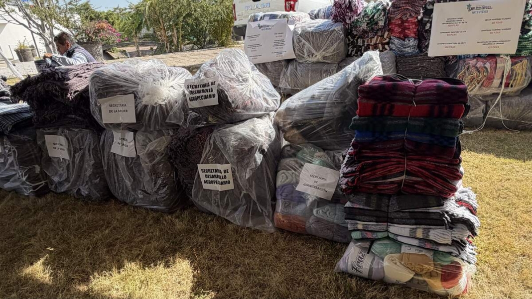 “Abriga Una Familia”: DIF y Municipio de San Juan del Río inician colecta de cobijas contra el frío