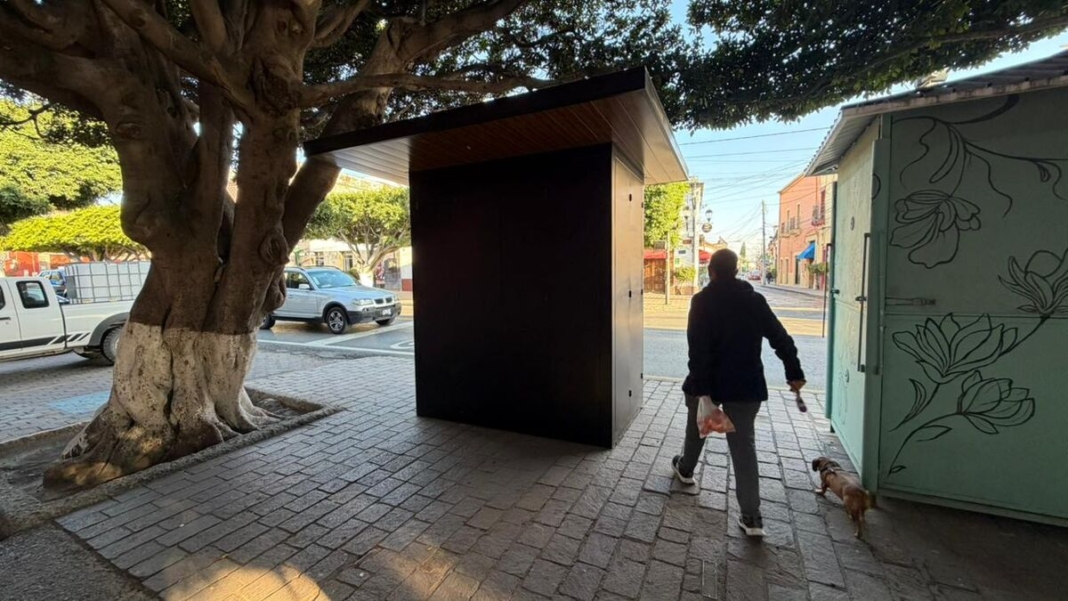 Ordenan retiro de estanquillo irregular en Avenida Juárez; destruyeron banca pública