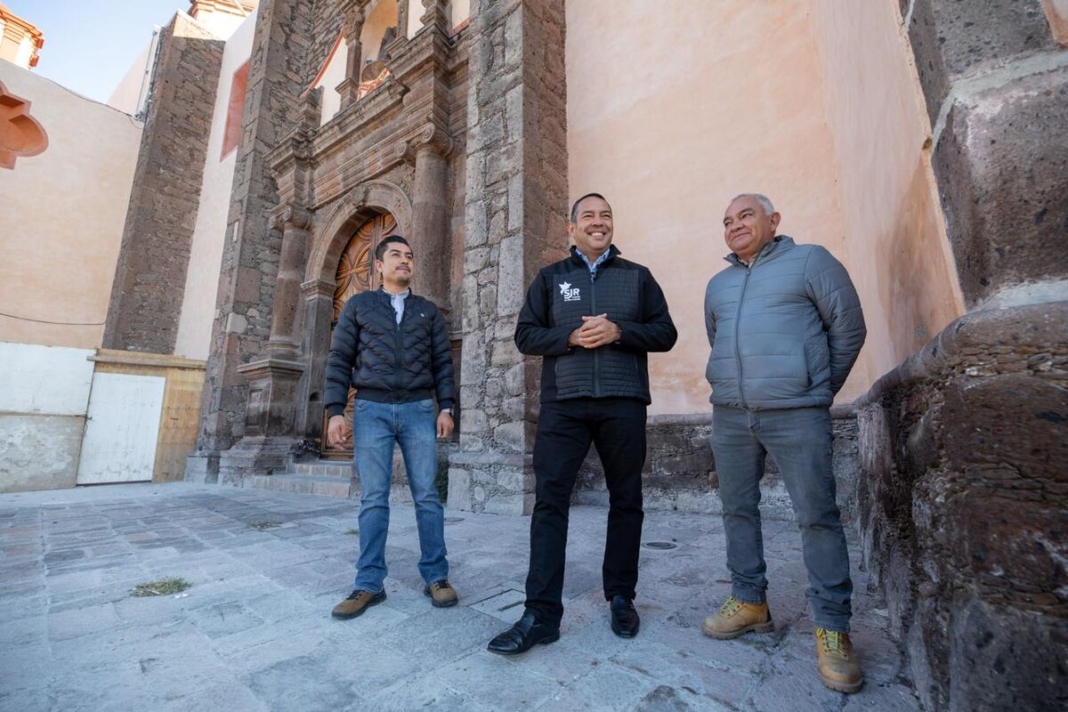 Recorre Roberto Cabrera trabajos de rehabilitación de la Parroquia de Santo Domingo