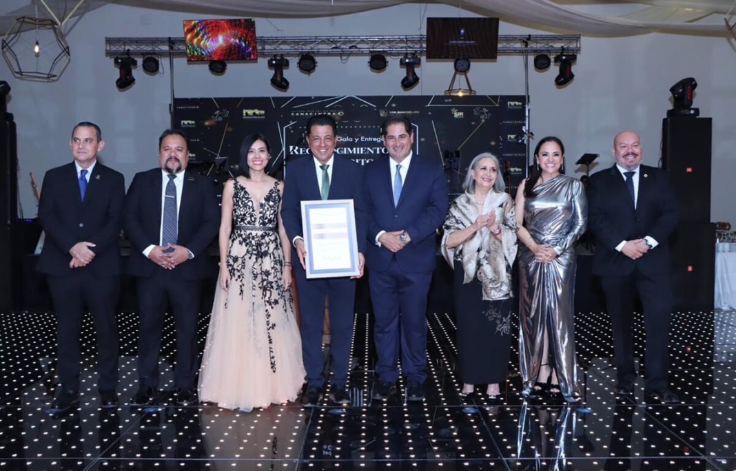 Rector de UT San Juan recibe reconocimiento de empresarios sanjuanenses