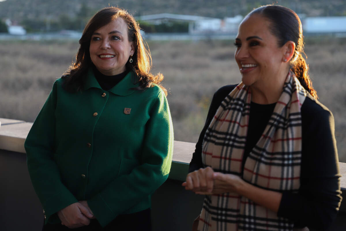 Rectora de la UAQ recorre la Estación de Bomberos "Gustavo Emilio Nieto Ruiz" en San Juan del Río