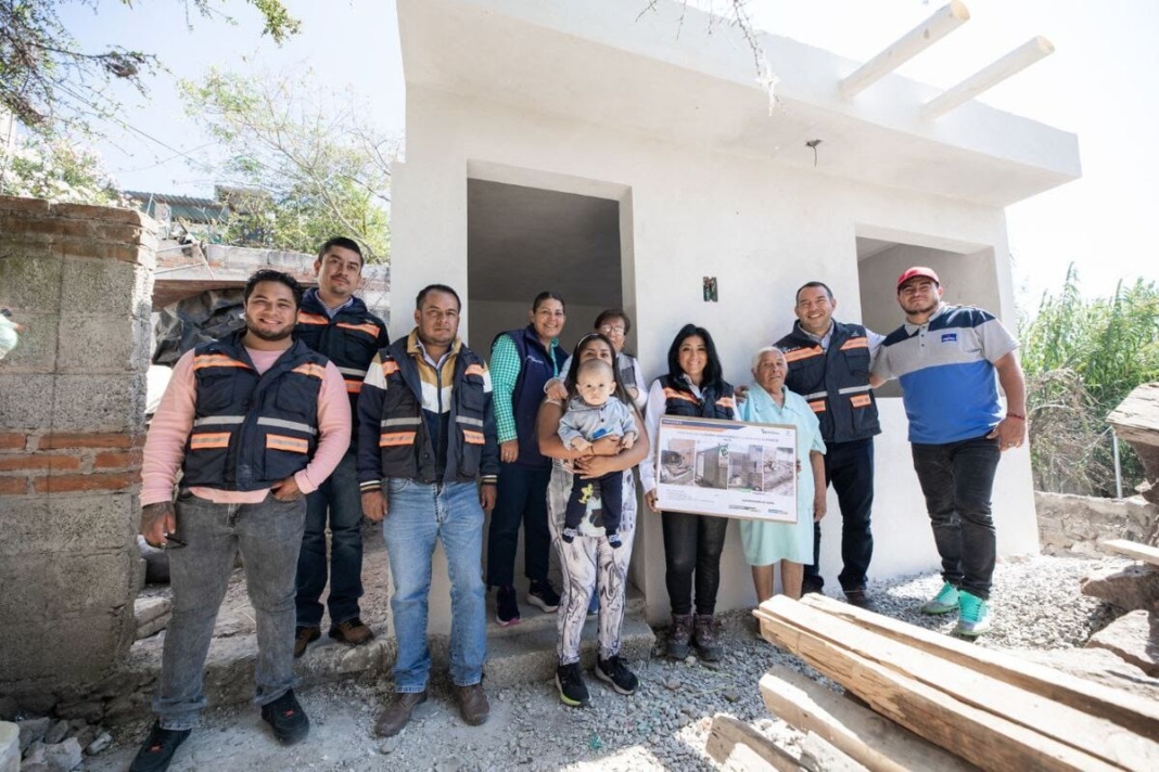 Roberto Cabrera supervisa la construcción de ocho cuartos dormitorios con una inversión de más de 1.4 mdp