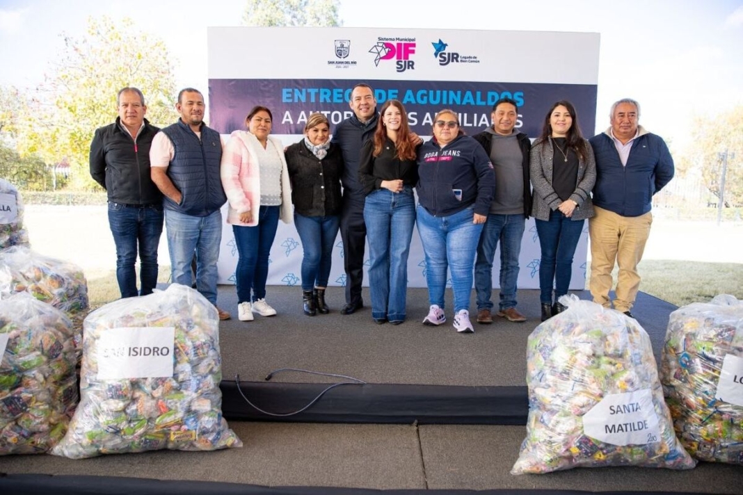 Gina Sánchez y Roberto Cabrera entregan bolsas de aguinaldo a Delegaciones y Subdelegaciones municipales